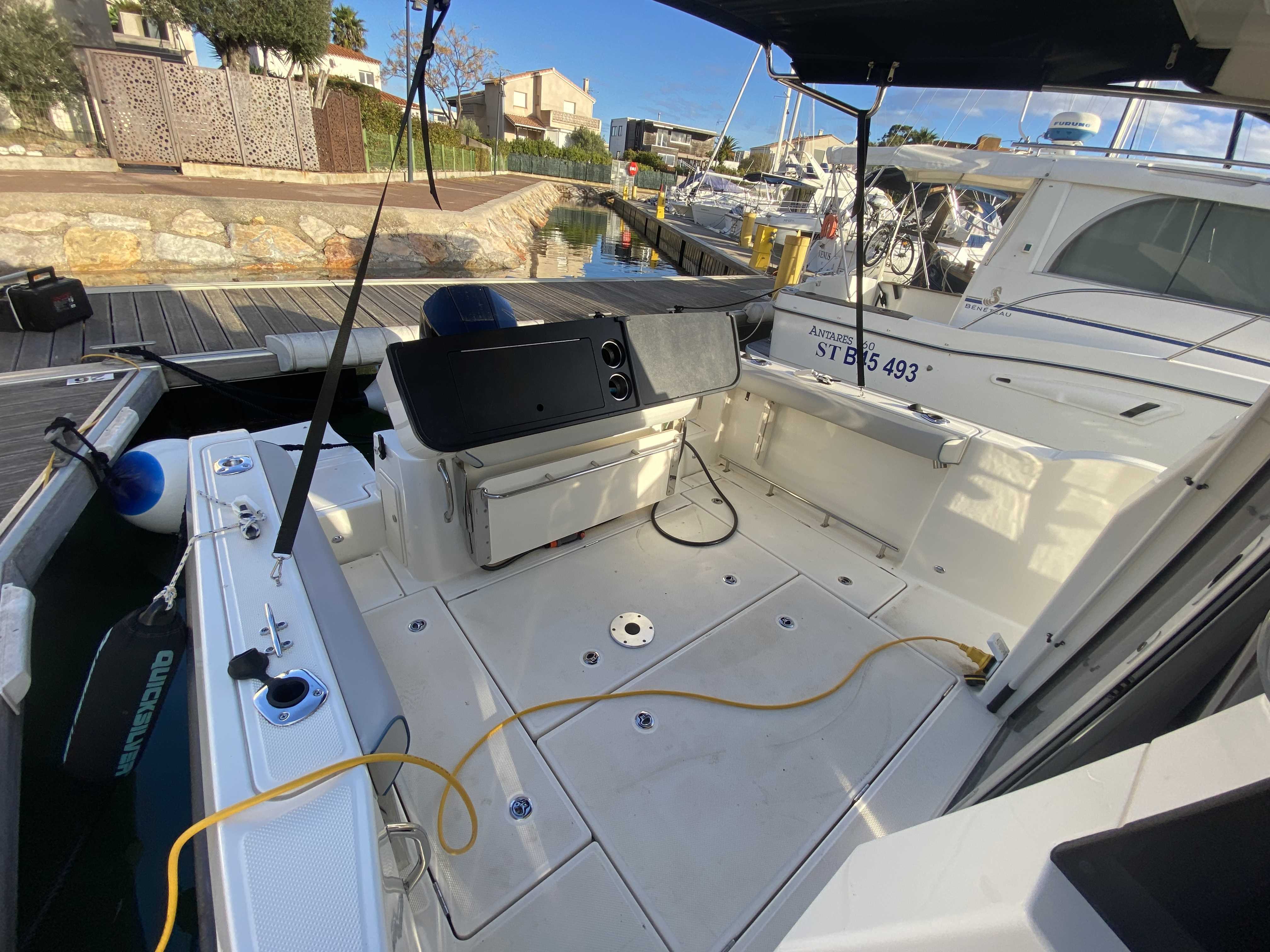 slider 3 Quicksilver Captur 805 Pilothouse